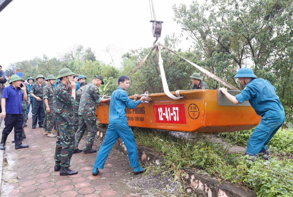 Xuong, cano cua quan doi duoc tap ket tai cac dia diem xung yeu. Anh: Pham Dong