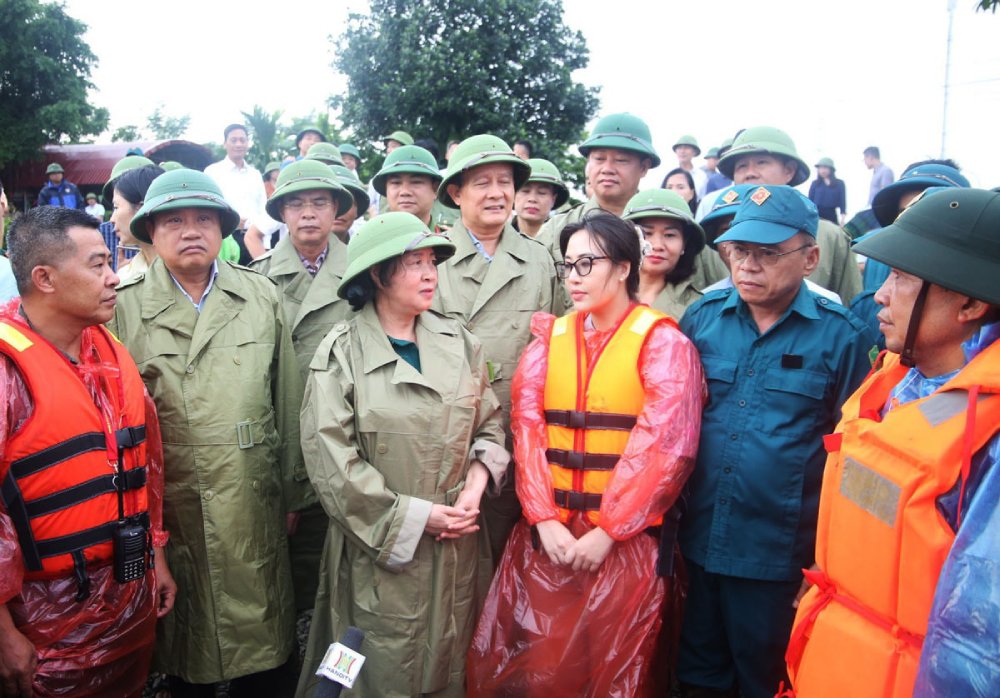 Secretary of the Hanoi Party Committee Bui Thi Minh Hoai and city leaders encouraged forces on duty in the flooded area of ​​Can Huu commune, Quoc Oai district. Photo: Viet Thanh