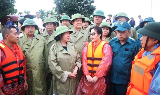Bí thư Thành ủy Hà Nội Bùi Thị Minh Hoài cùng các lãnh đạo thành phố động viên các lực lượng làm nhiệm vụ tại vùng lũ xã Cấn Hữu, huyện Quốc Oai. Ảnh: Viết Thành