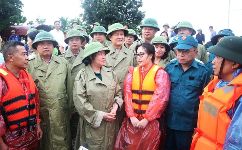 Secretary of the Hanoi Party Committee Bui Thi Minh Hoai and city leaders encouraged forces on duty in the flooded area of Can Huu commune, Quoc Oai district. Photo: Viet Thanh