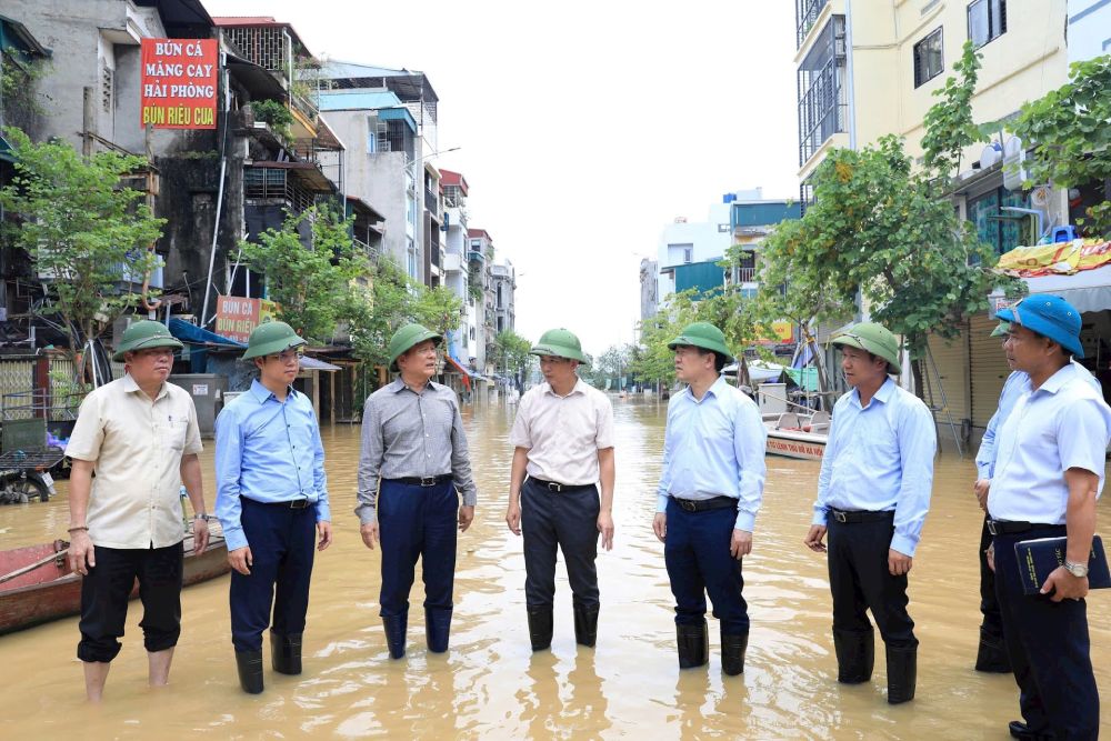 Chu tich HDND TP Nguyen Ngoc Tuan kiem tra cong tac chong lu tai quan Hoan Kiem. Anh: Le Hai 