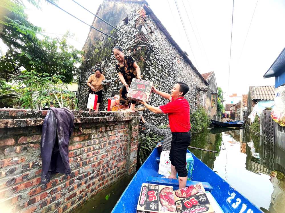 Hoi Chu thap do Ha Noi chia se, tang qua dong vien nguoi dan thon Dong Chiem (xa An Phu, huyen My Duc). Anh Bao Chau 