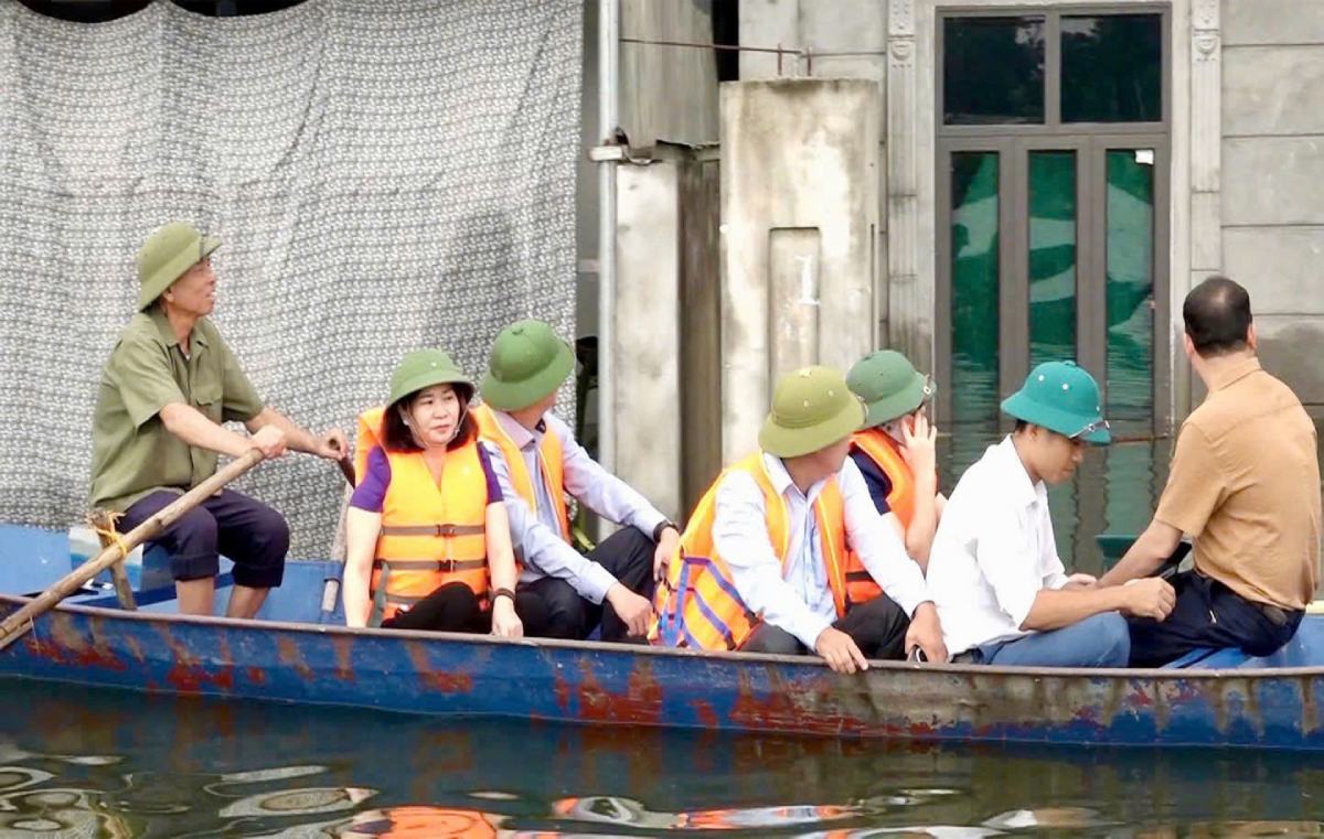 Pho Bi thu Thuong truc Thanh uy Ha Noi Nguyen Thi Tuyen thi sat cac khu vuc nha dan bi ngap sau tai xa An Phu (huyen My Duc). Anh: Quang Thai