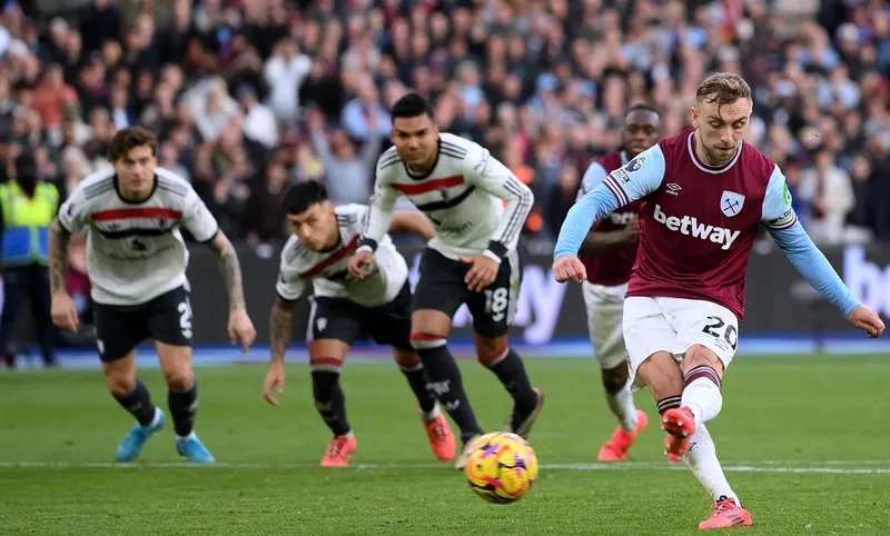 Bowen thuc hien qua da 11m cho West Ham. Anh: Premier League