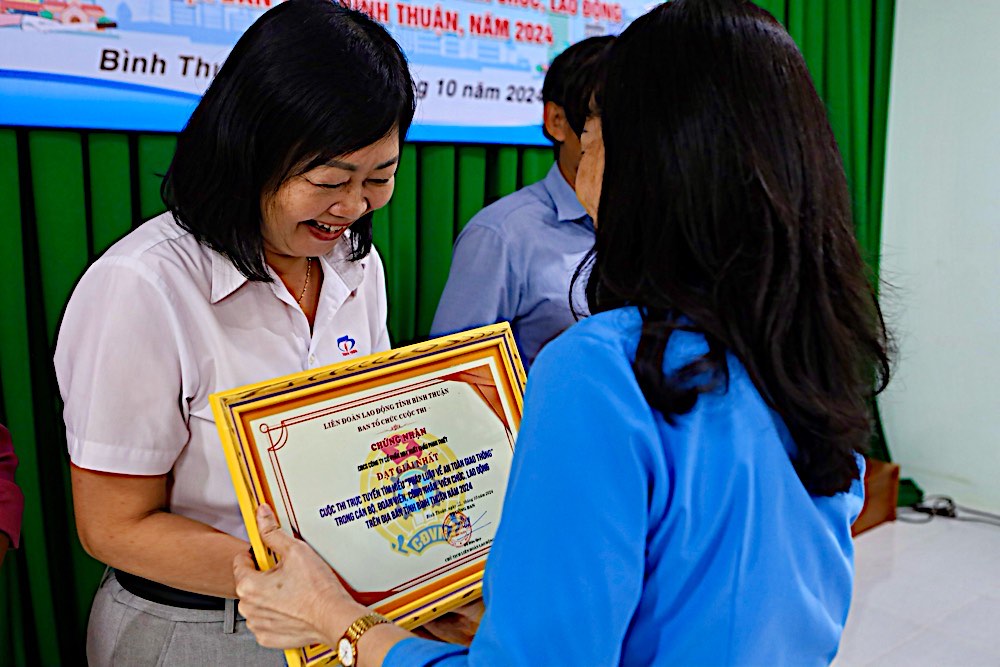 Chi Tran Thi Tuyet Thanh - Chu tich cong doan co so Cong ty Co phan May xuat khau Phan Thiet nhan giai nhat tap the “cong doan co so tich cuc trien khai huong ung Cuoc thi, co nhieu giai thuong, co giai cao, co ti le nguoi tham gia cao“. Anh: Duy Tuan 