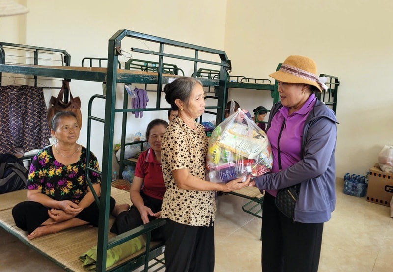 Nguoi dan xa Nam Phuong Tien (huyen Chuong My) so tan tap trung nhan duoc su quan tam cua cap uy Dang, chinh quyen va cong dong. Anh Nguyen Hue