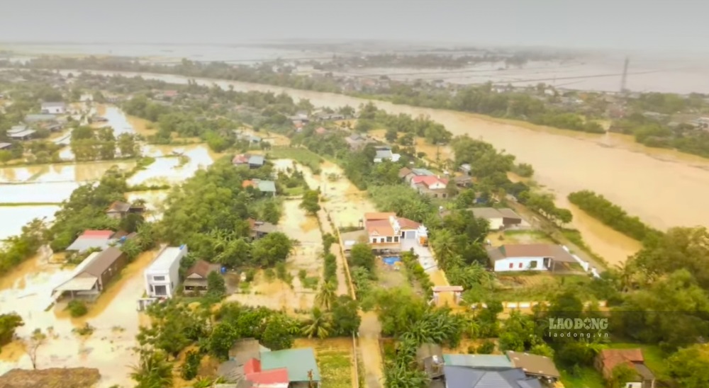 Tu chieu ngay 27.10, do anh huong cua bao so 6 (bao Tra Mi) tren dia ban huyen Vinh Linh, tinh Quang Tri xay ra mua lon khien nhieu noi bi ngap nang. Anh: Linh Bui