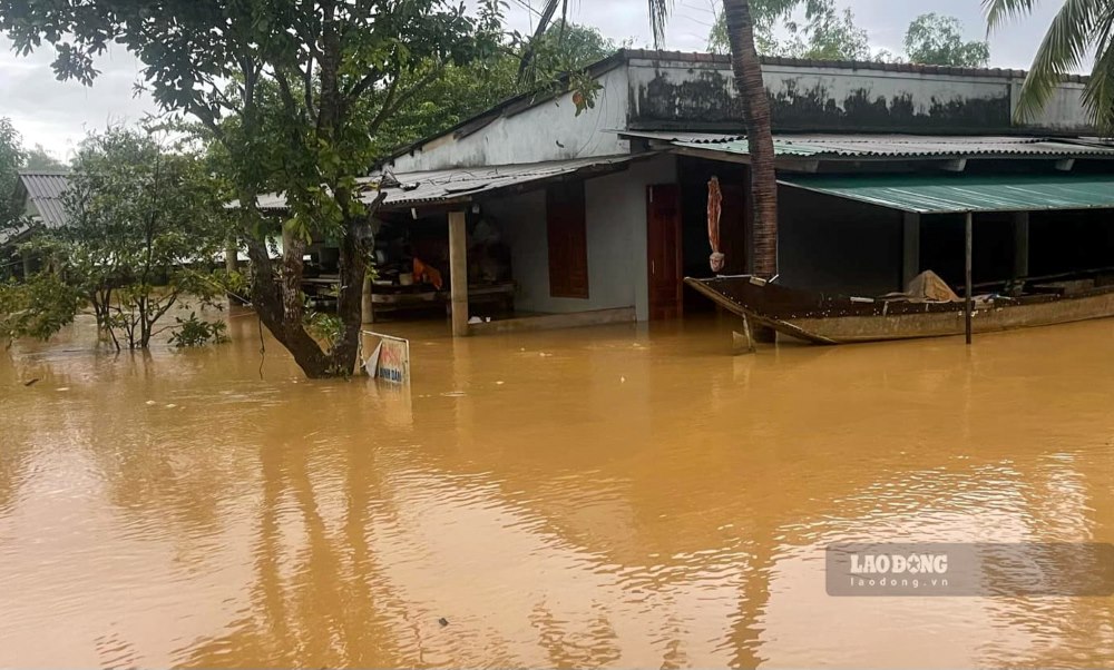 Nuoc ngap gan mot nua nha dan o thon Tien An, xa Vinh Son. 