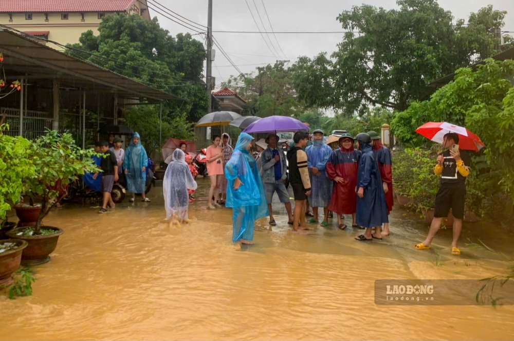 Tai xa Vinh Thuy duong cac thon bi ngap cao, chia cat cuc bo cac thon; chua di doi dan; mot so ho da dua gia suc len cac vung cao de tranh lu. Xa Vinh Lam chia cat cuc bo cac thon, dang chuan bi cong tac di doi dan. Xa Hien Thanh ngap lut tai thon Hien Luong, da di doi 12 nguoi (7 ho); 30 ho tom bi ngap, dien tich khoang 20ha.