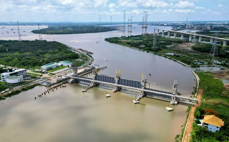 The 10,000 billion VND flood prevention project in Ho Chi Minh City has not been completed after two terms, and people still have to suffer from flooding. Photo: Huu Chanh
