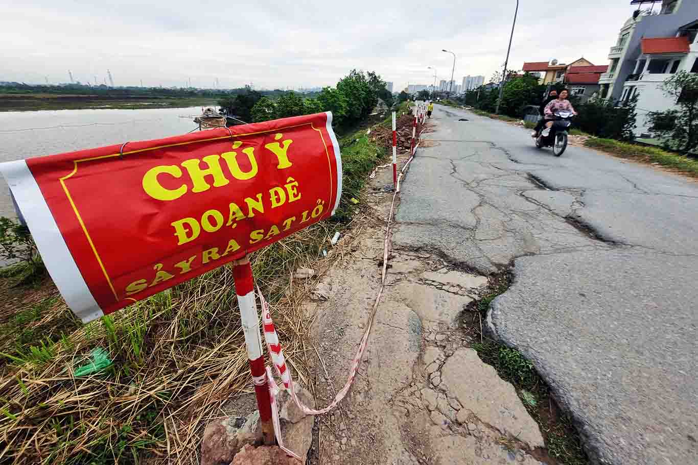 Close-up of Yen Nghia dike cracked, banning all vehicles from passing