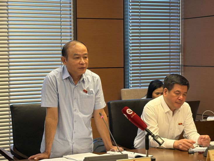 National Assembly Delegate La Thanh Tan (Hai Phong City National Assembly Delegation) speaks during the group discussion session. Photo: Bao Han