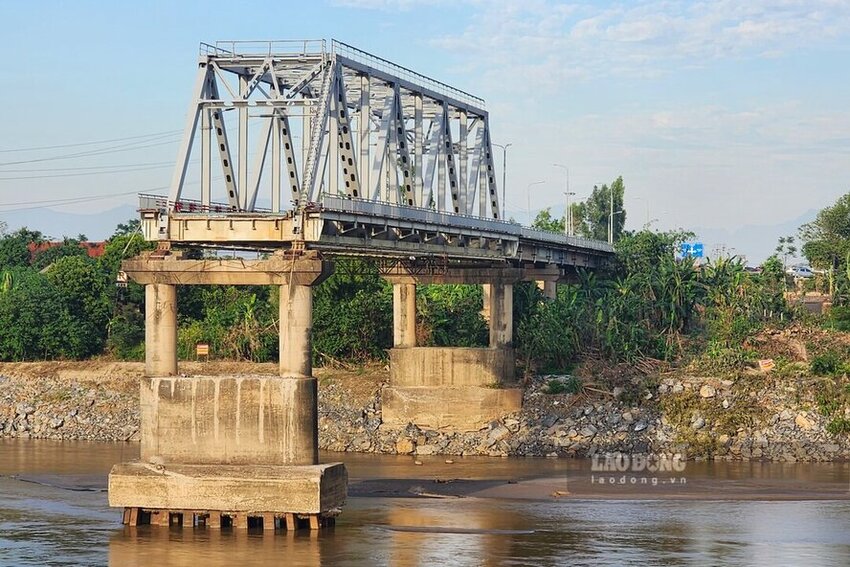 Authorities say the remaining section of Phong Chau Bridge is at risk of collapsing at any time. Photo: To Cong