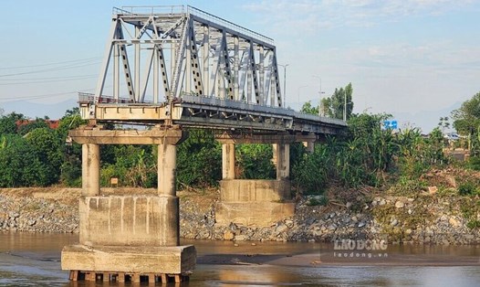 Cơ quan chức năng nhận định, đoạn cầu Phong Châu còn lại đang đứng trước nguy cơ có thể đổ sập bất cứ lúc nào. Ảnh: Tô Công