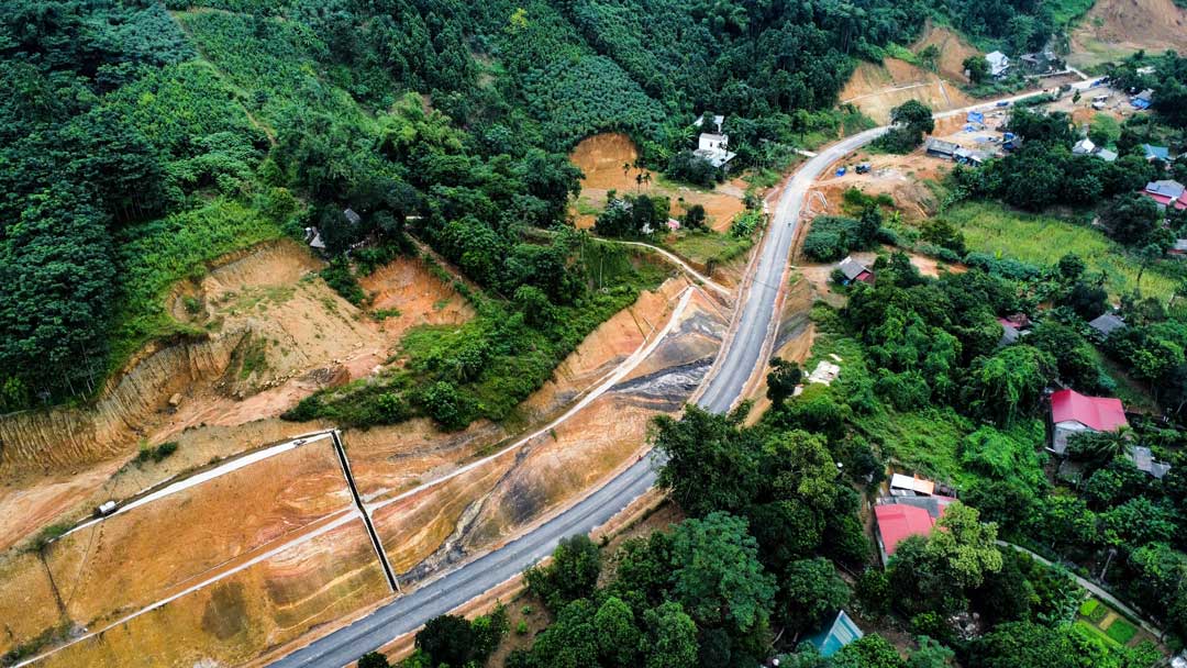 The railway overpass project in An Binh commune, Van Yen district, Yen Bai province is still missing both ends after many years of construction. Photo: Tran Bui