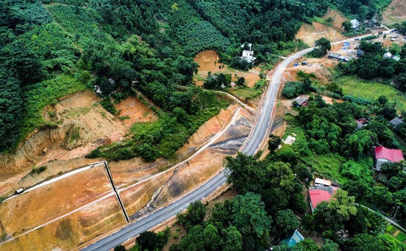 The railway overpass project in An Binh commune, Van Yen district, Yen Bai province is still missing both ends after many years of construction. Photo: Tran Bui