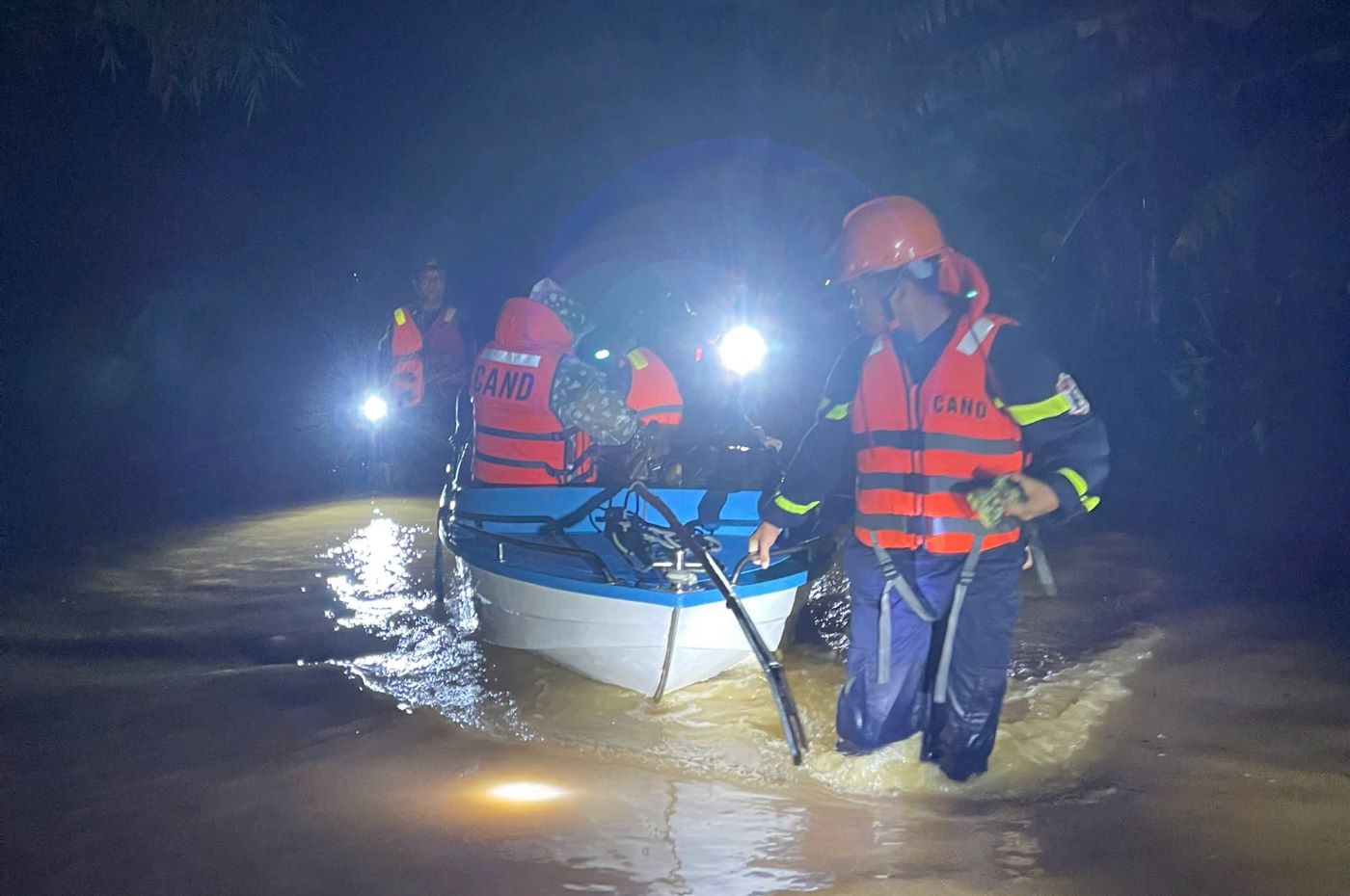 Police forces deployed to rescue and evacuate people from heavily flooded areas. Photo: Quang Tri Police.