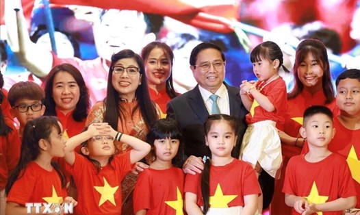 Thủ tướng Chính phủ Phạm Minh Chính và Phu nhân cùng đại diện cộng đồng người Việt Nam tại UAE. Ảnh: TTXVN