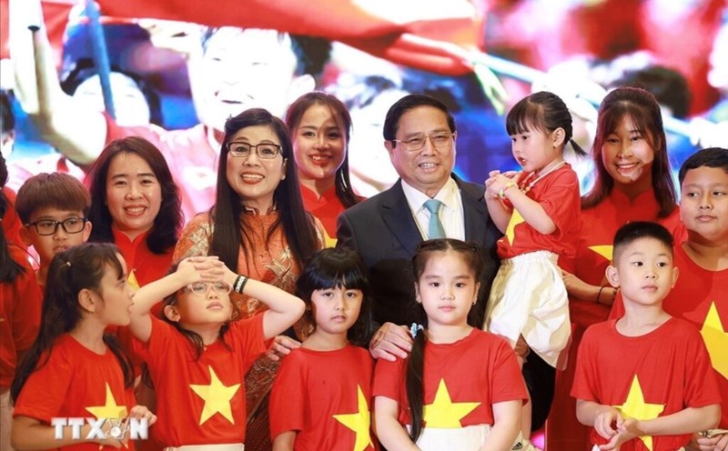 Prime Minister Pham Minh Chinh and his wife with representatives of the Vietnamese community in the UAE. Photo: VNA