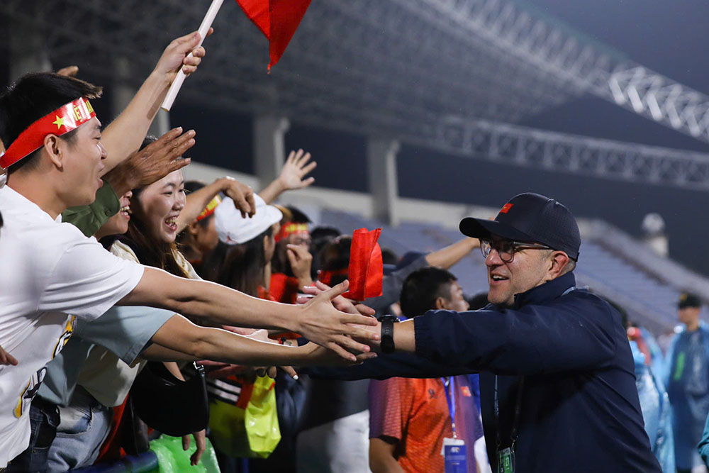 Coach Cristiano Roland celebrates with fans after Vietnam U17 qualified for the 2025 AFC U17 Championship. Photo: Minh Dan