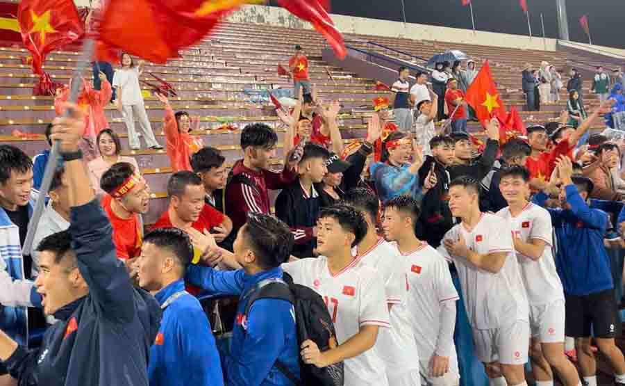 Fans congratulate U17 Vietnam on winning a ticket to the 2025 AFC U17 Championship finals. Photo: Hoang Hue