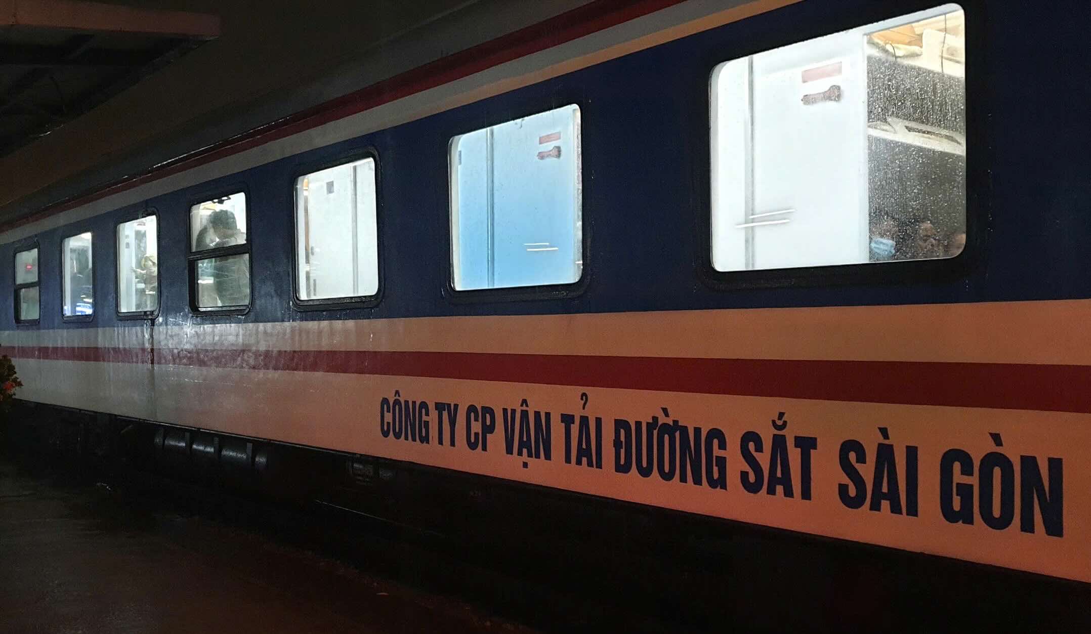 Hundreds of North-South railway passengers had to transfer by car due to deep flooding. Photo: N. Nguyen
