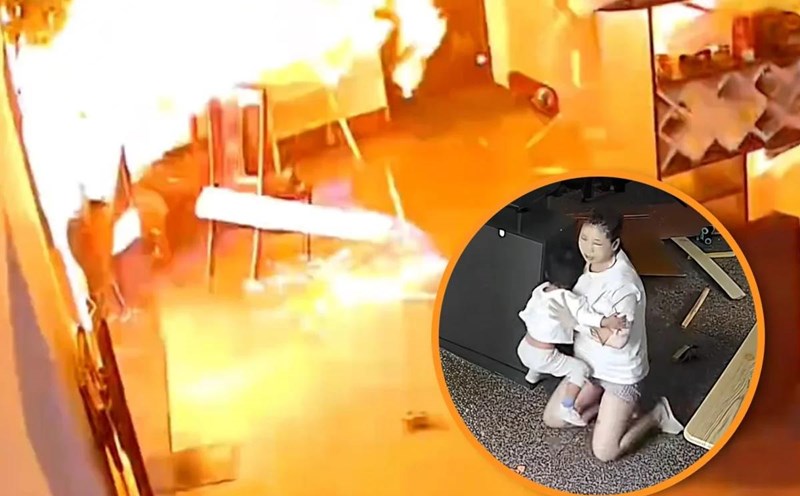 The touching moment a mother with severe burns tried to carry her son to safety during a gas explosion. Photo: Weibo