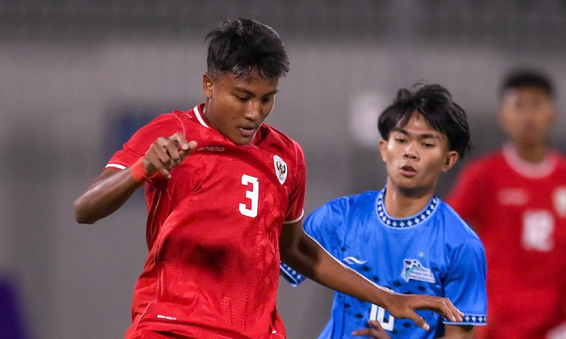 U17 Indonesia (red shirt) won the ticket to the next round as the second-placed team with the best record. Photo: AFC