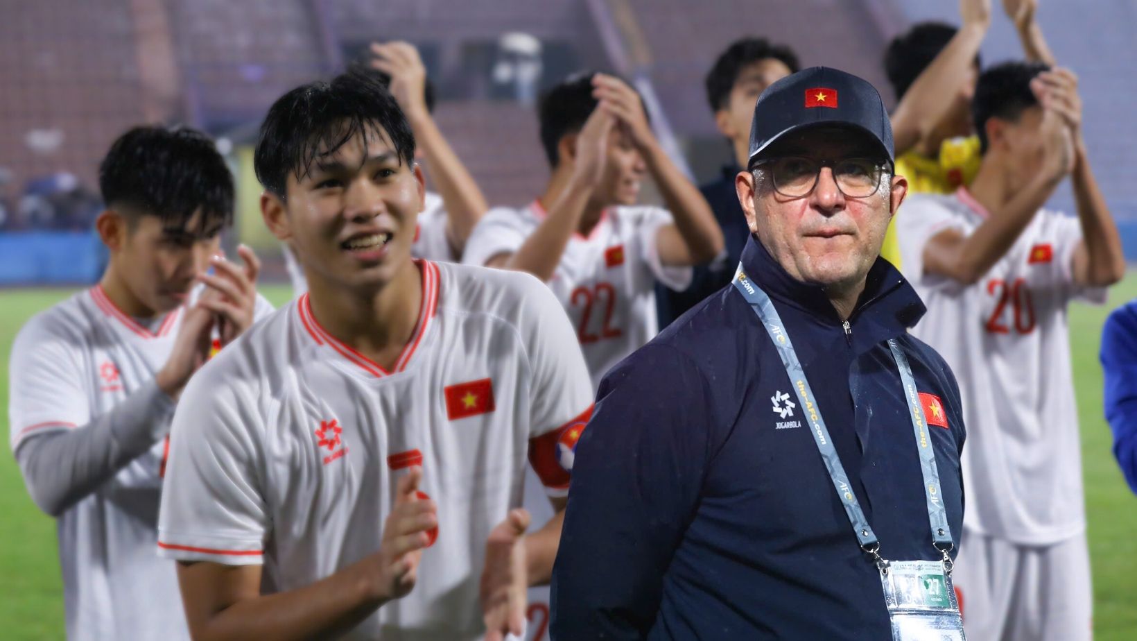 Coach Roland completed the goal of helping U17 Vietnam qualify for the 2025 U17 Asian qualifiers. Photo: Minh Dan