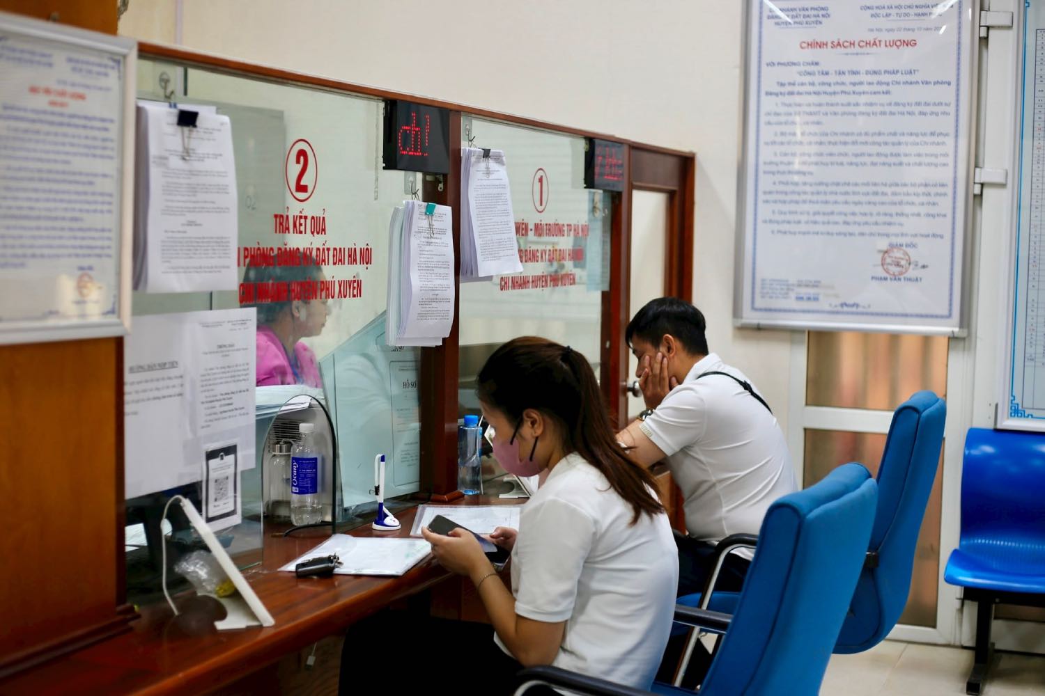 Nguoi dan thuc hien thu tuc hanh chinh tai bo phan mot cua cua UBND huyen Phu Xuyen. Anh: Son Tung