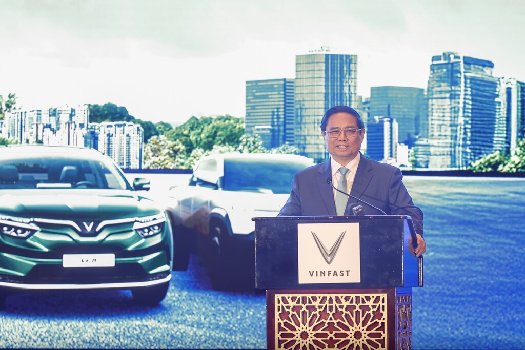 Prime Minister Pham Minh Chinh attends the Vinfast car exhibition and introduction event. Photo: VGP