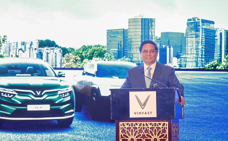 Prime Minister Pham Minh Chinh attends the Vinfast car exhibition and introduction event. Photo: VGP