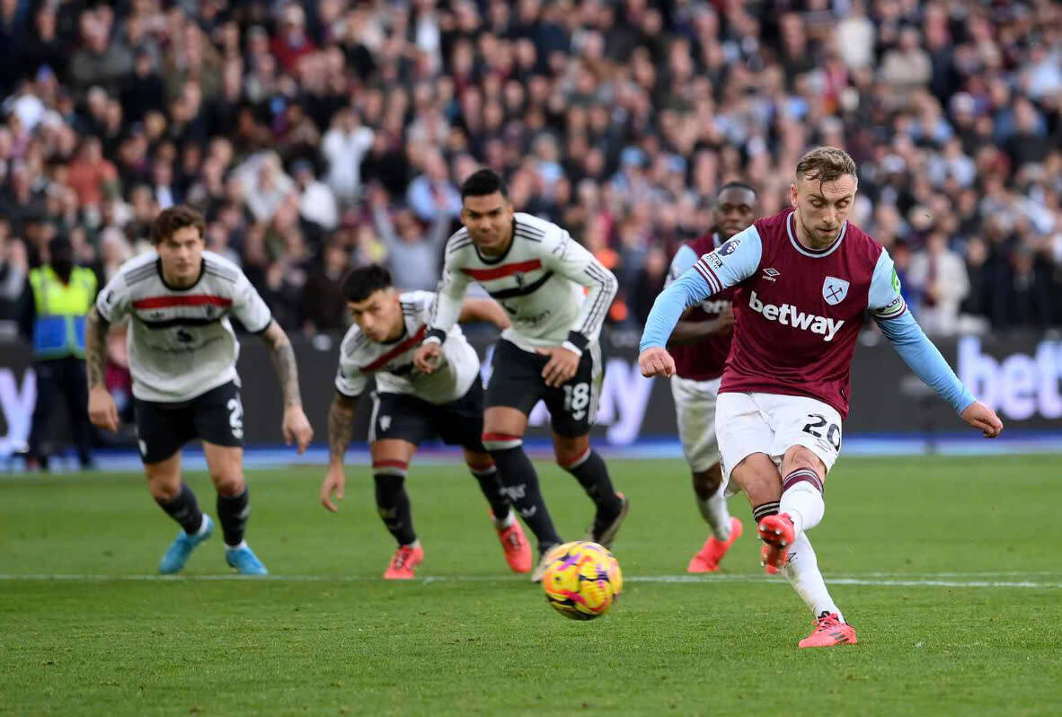 Jarrod Bowen ghi ban tu cham phat den cho West Ham.  Anh: MUFC