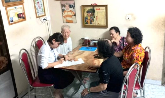 Ông La Văn Bình được hỗ trợ giải quyết thủ tục hành chính tại nhà. Ảnh: Đình Hiệp