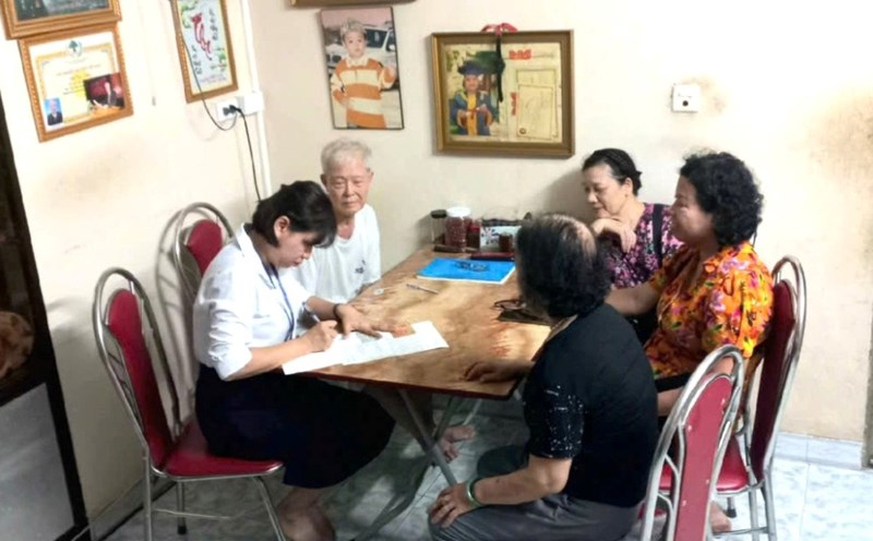 Mr. La Van Binh is supported to handle administrative procedures at home. Photo: Dinh Hiep