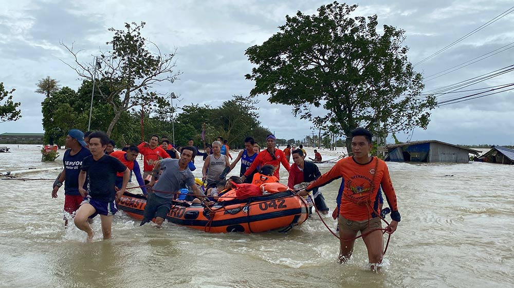 Truoc do, bao Trami (ten dia phuong tai Philippines: Kristine) do bo Philippines da gay thiet hai nang ne, khien it nhat 100 nguoi thiet mang. Anh: Coast Guard PH