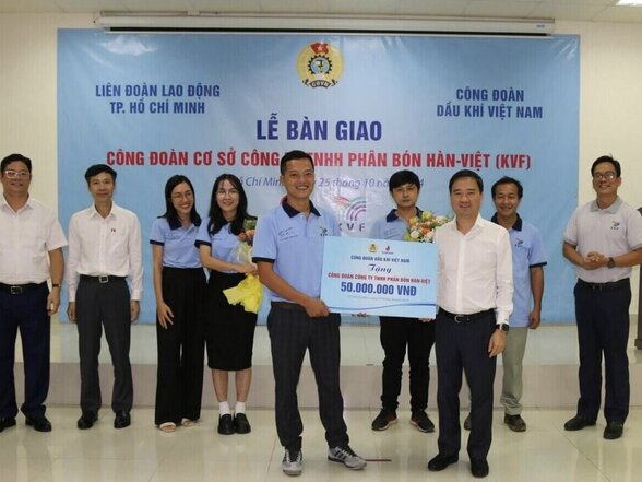 Mr. Vu Anh Tuan - Vice President of Vietnam Oil and Gas Trade Union (right, top row) presented KVF Trade Union with 50 million VND. Photo: CDN
