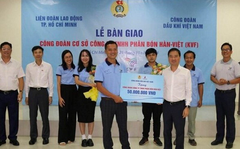 Mr. Vu Anh Tuan - Vice President of Vietnam Oil and Gas Trade Union (right, top row) presented KVF Trade Union with 50 million VND. Photo: CDN