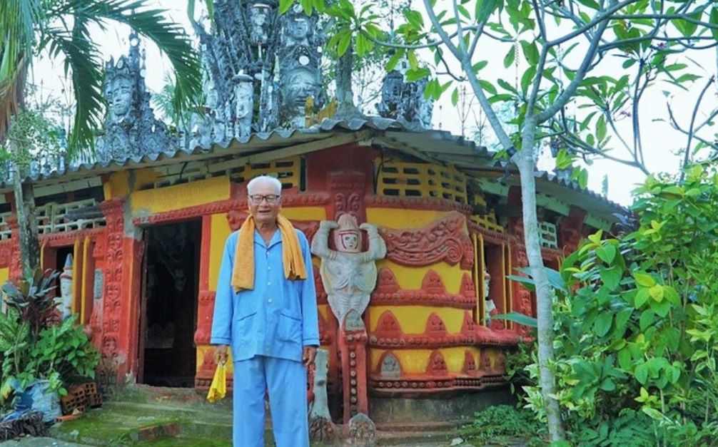 Cu ong Mai Huyen (91 tuoi) o xa Phu My (huyen My Tu, tinh Soc Trang) da danh hon 20 nam dung nha thap de luu giu van hoa cua dong bao Khmer.