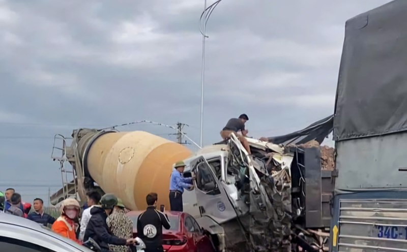 Authorities had to cut open the car cabin to rescue the driver. Photo: Van Truong