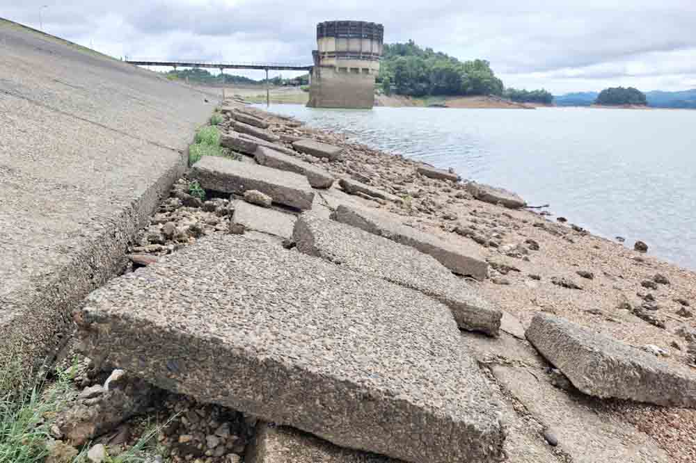 Many concrete slabs on the shore of Ke Go Lake were eroded. Photo: Tran Tuan.
