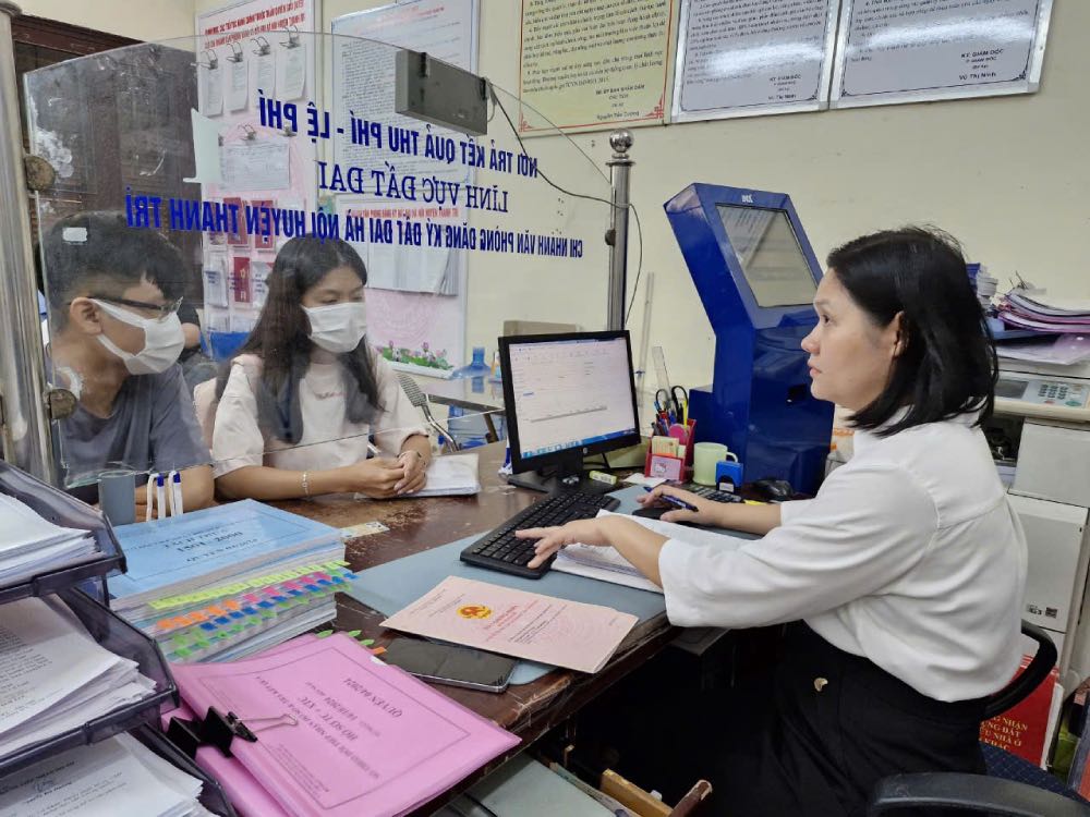 Chi nhanh Van phong Dang ky dat dai huyen Thanh Tri tao dieu kien thuan loi cho nguoi dan den giao dich giai quyet thu tuc hanh chinh tai bo phan “mot cua“. Anh: Thu Hang