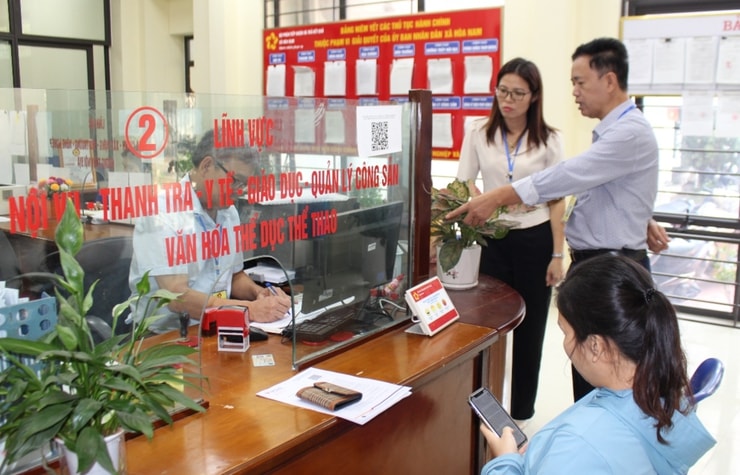 Lanh dao huyen Ung Hoa kiem tra bo phan mot cua xa Hoa Nam. Anh: Huy Nguyen