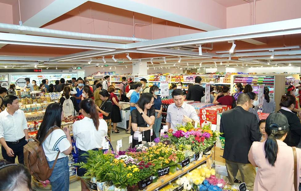 WinMart Phu My Hung is crowded with customers shopping. Photo: Masan Group