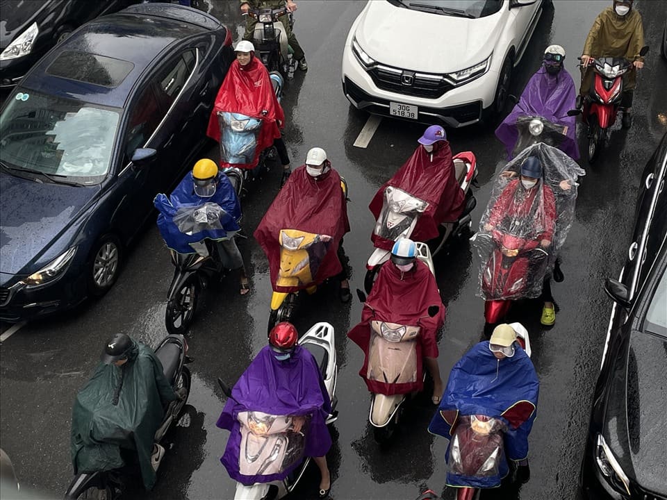 Cold air causes scattered rain in the Northern Delta today and tonight, October 28. Photo: Huu Chanh