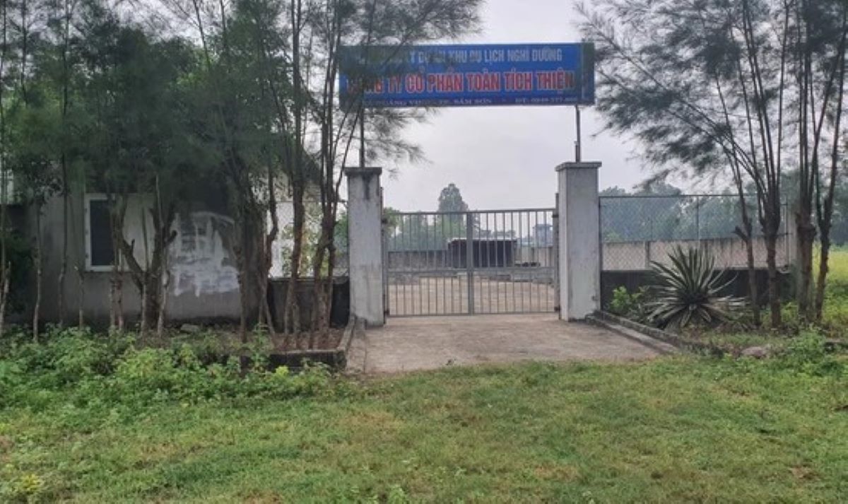 A familiar image for nearly 20 years at the Toan Tich Thien Luxury Resort Project. Photo: Xuan Hung