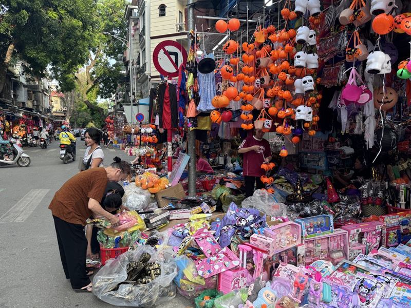 Tiểu thương bày sạp hàng bán đa dạng, chào mời khách ghé thăm, mua sắm.