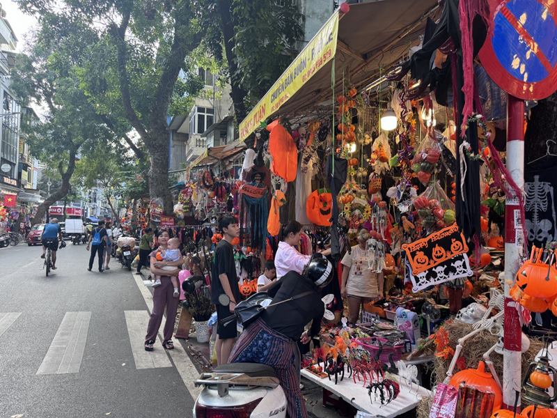 Cuoi tuan vua qua, tranh thu ngay nghi, nhieu gia dinh dua con len hang Ma sam do choi Halloween. Nhung em nho vo cung hao hung voi le hoi hoa trang.