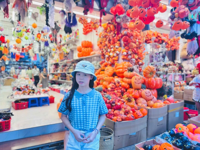 Be Ngoc Nhi (2012, Ha Noi) duoc gia dinh cho di choi hang Ma don Halloween som chia se: “Di doc tuyen pho hang Ma moi cam nhan duoc khong khi Halloween da gan ke. Dau dau cung thay nhung do dung, do trang tri ma quy tao nen mot khung canh rung ron nhung lai rat dang yeu.”