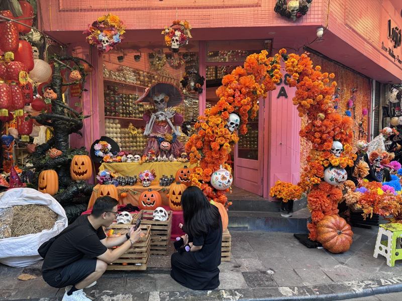 Một ngôi nhà Halloween được bài trí rất cầu kỳ, thu hút mọi ánh nhìn khi đi ngang qua. Tuy nhiên, phải mất một khoản phí nhỏ nếu du khách muốn có những tấm hình tại đây.